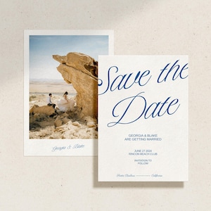 Puede incluir: Anuncio de boda con el texto "Save the Date" en elegante escritura azul. El anuncio incluye los nombres Georgia & Blake, la fecha y el lugar de la boda. También se incluye una foto de la pareja.