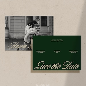 Peut inclure: Une carte de sauvegarde de la date avec un fond vert et du texte doré. La carte présente une photo en noir et blanc d'un couple qui s'embrasse devant un bâtiment. Le texte indique "You're invited to the wedding of Haven & Lexi", "Formal Invitations to Follow", "September 27, 2023", "Fremont Foundry Seattle, WA", et "Save the Date".