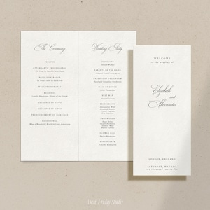 Op de afbeelding: Een programma voor een huwelijksceremonie met een zwart-wit ontwerp. Het programma bevat de volgorde van de gebeurtenissen, de namen van de ambtenaar, de ouders van de bruid en bruidegom, de bruiloftsgast en de datum van de bruiloft. Het programma is gedrukt op een gestructureerd papier.