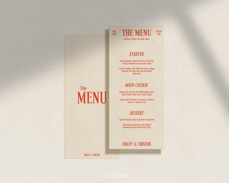 Może przedstawiać: Karta menu weselnego w czerwono-białym schemacie kolorystycznym. Karta menu zawiera tekst "The Menu" czerwonymi literami i zawiera listę opcji przystawek, dań gł&oacute;wnych i deser&oacute;w. Na dole karty znajdują się imiona "Haley & Tristan" czerwonymi literami.