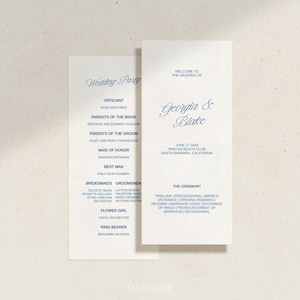 Op de afbeelding: Twee elegante trouwprogramma's met marineblauwe tekst op een crèmekleurige achtergrond. Eén vermeldt de bruiloftsgasten, de andere heet de gasten welkom op de bruiloft van Georgia & Blake. De tekst is marineblauw.