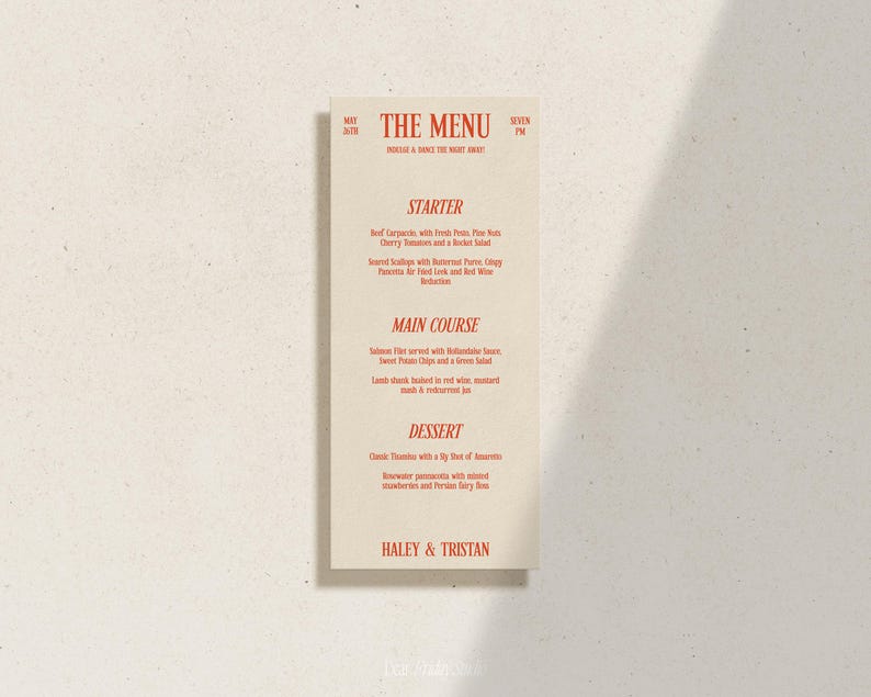 Może przedstawiać: Beżowa karta menu z czerwonym tekstem. Menu nosi tytuł "The Menu" i zawiera listę opcji przystawek, dań gł&oacute;wnych i deser&oacute;w. Na dole karty widnieje napis "Haley & Tristan".
