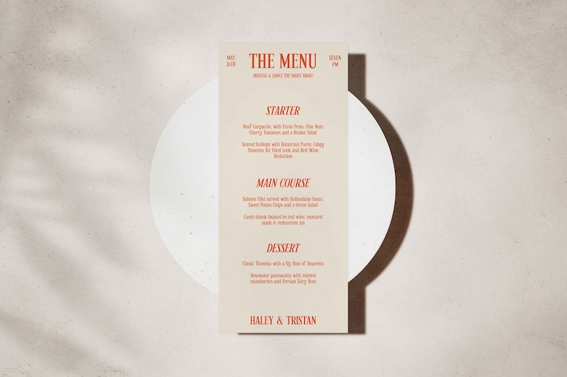 Może przedstawiać: Beżowa karta menu z czerwonym tekstem. Karta menu zawiera tytuł "THE MENU" i zawiera listę przystawek, dań gł&oacute;wnych i deser&oacute;w na przyjęcie weselne. Na dole karty widnieje napis "HALEY & TRISTAN".