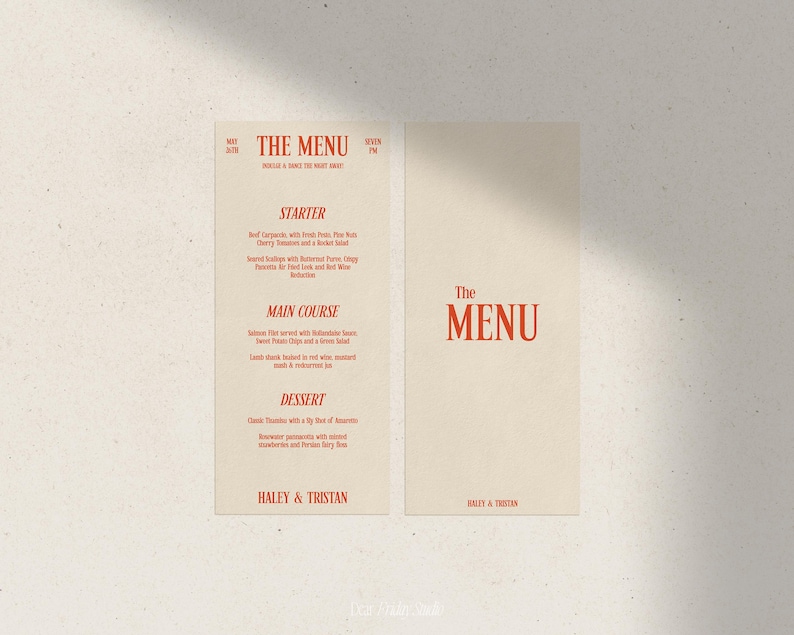 Może przedstawiać: Dwustronne menu weselne z tytułem "The Menu" w czerwonym kolorze na beżowym tle. Menu zawiera listę opcji przystawek, dań gł&oacute;wnych i deser&oacute;w. Na dole menu znajdują się imiona "Bailey & Tristan".