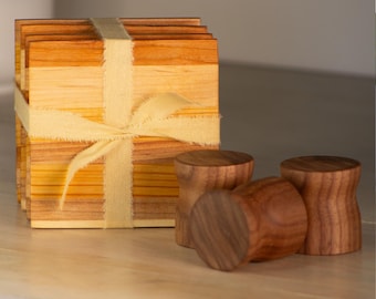 Juego de posavasos de madera noble y gancho de nogal: Regalo de inauguración de casa