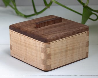 Organizador de escritorio: Almacenamiento para el espacio de trabajo en madera de arce y nogal