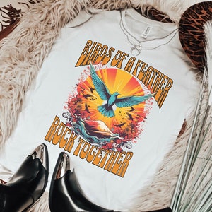 Vögel einer Feder rocken zusammen Unisex T-Shirt