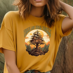 Frei in den Bäumen. Baumhaus Sonnenuntergang Unisex T-Shirt