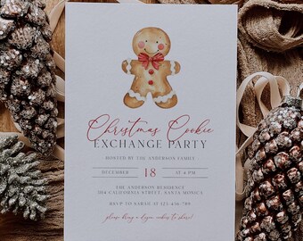 Puede incluir: Invitación a una fiesta de intercambio de galletas navideñas con una ilustración de hombre de jengibre. La invitación tiene texto rojo y marrón sobre un fondo blanco. Adornos decorativos de piñas y tela rodean la invitación.