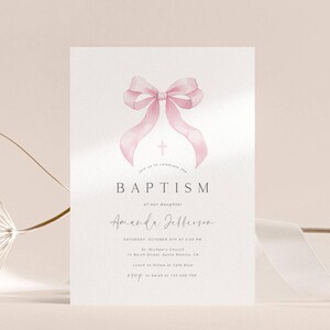 K&ouml;nnte beinhalten: Eine rosafarbene Aquarell-Schleife mit einem Kreuz in der Mitte. Der Text "Baptism of our daughter Amanda Jefferson" befindet sich unter der Schleife. Der Text "Saturday, October 8th at 2:00 PM" befindet sich unter dem Namen. Der Text "St. Michael's Church 12 North Street, Santa Monica, CA Lunch to follow at Cafe Blue RSVP to Sarah at 123-456-7890" befindet sich unter dem Datum und der Uhrzeit.