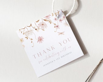 Peut inclure: Une étiquette de remerciement blanche avec des illustrations florales roses et le texte "THANK YOU for celebrating with us JENNIFER'S 1ST BIRTHDAY".