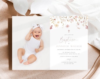 Puede incluir: Una invitación de bautismo con un borde floral de acuarela y una foto de una niña pequeña. La invitación incluye el texto "Únete a nosotros para el bautismo de Jennifer Walker" y detalles sobre el evento, incluyendo la fecha, la hora, el lugar y la información de RSVP.