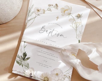 Pode incluir: Um convite de batismo branco com uma borda floral em aquarela e uma cruz dourada. O texto diz "Junte-se a nós para celebrar o batismo de nossa filha" e inclui a data, a hora e o local do evento. As informações de RSVP também estão incluídas.