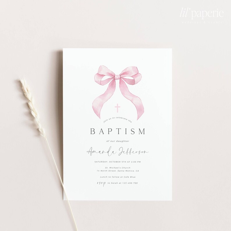 K&ouml;nnte beinhalten: Eine wei&szlig;e Taufeinladung mit einer rosa Aquarell-Schleife und einem Kreuz. Der Text lautet: "Feiern Sie mit uns die Taufe unserer Tochter Amanda Jefferson. Samstag, 8. Oktober um 14:00 Uhr. St. Michael's Church, 14 North Street, Santa Monica, Kalifornien. Mittagessen im Anschluss im Cafe Blue. RSVP an Sarah unter 123-456-7890."