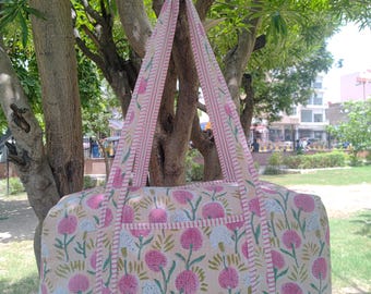 Preciosa bolsa de lona acolchada con estampado de bloques, tamaño grande, decorada con flores, hecha a mano, colorida, para viajes de fin de semana.