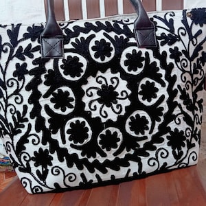 Bolso Suzani hecho a mano, hermoso bolso de hombro, bolso de compras de algodón para mujer, bolso indio bordado a mano, bolso bohemio decorativo en color negro.