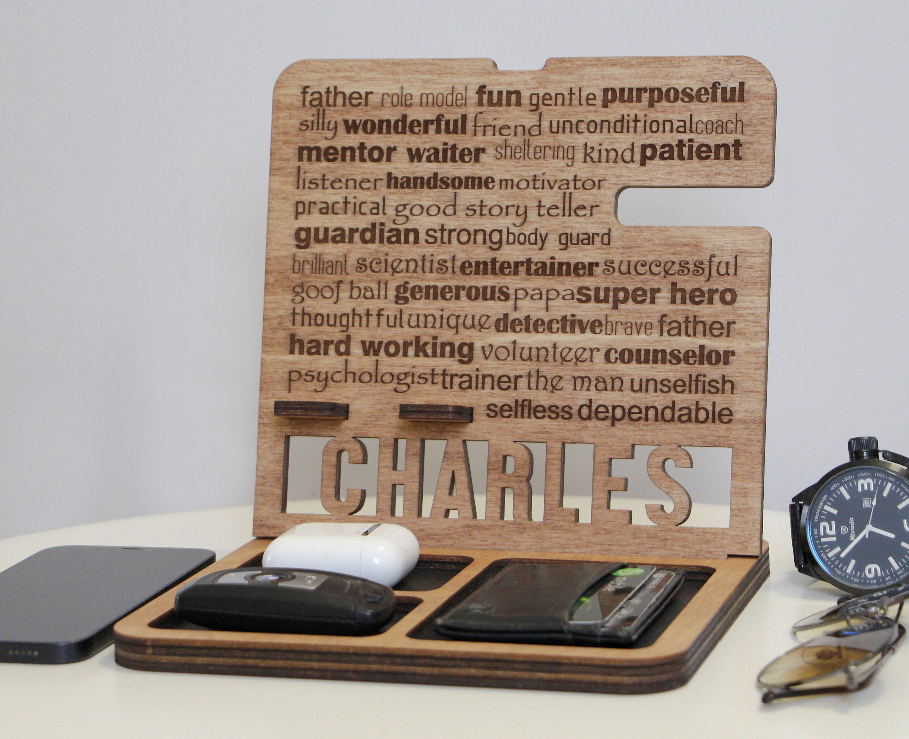 Personalisiertes Holz-Dockingstation Für Männer - Organizer Mit Handy-Ladestation, Uhrenhalter & Schlüsselhalter, Geschenkidee
