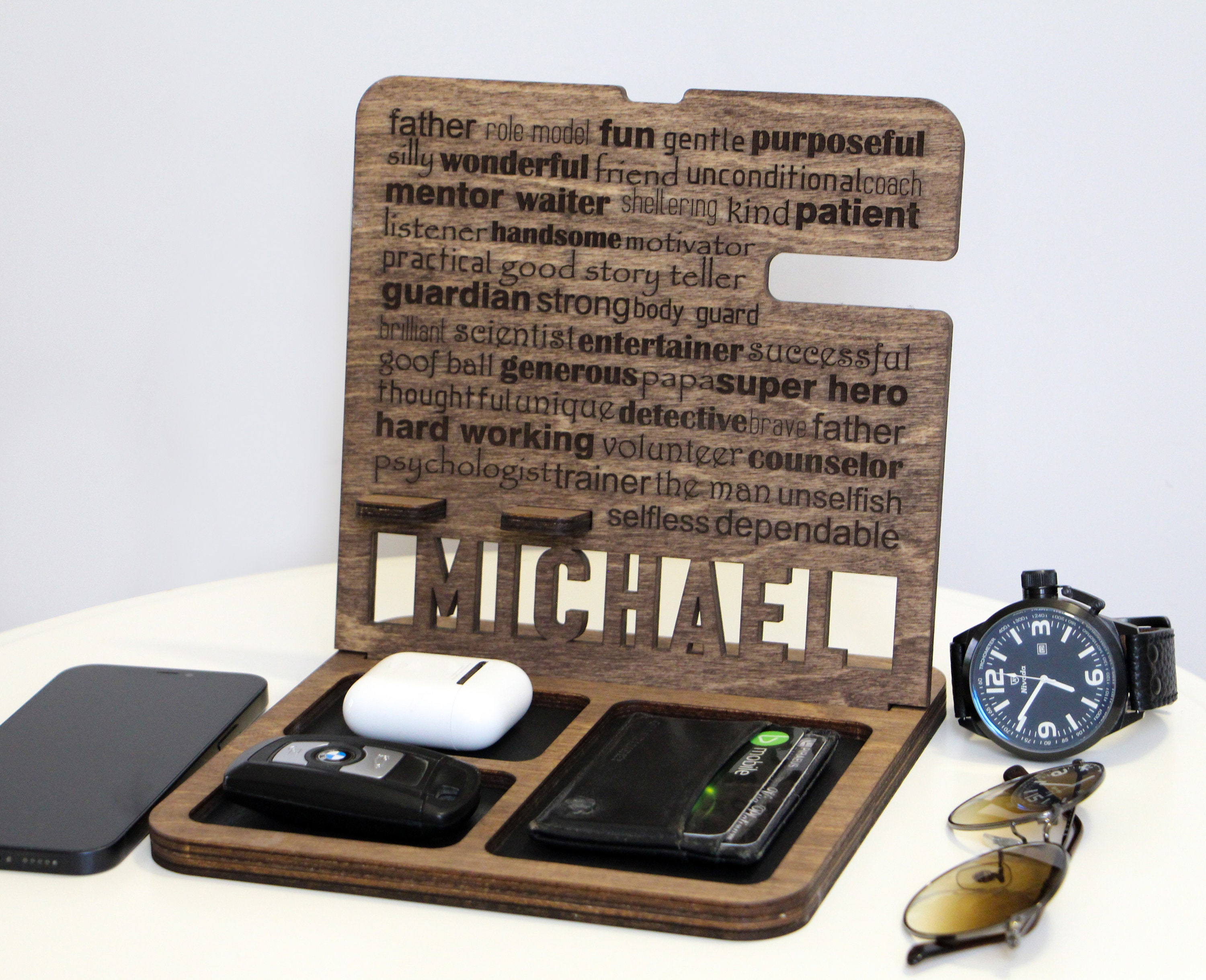 Personalisiertes Holz-Dockingstation Fürs Schlafzimmer – Mit Ladefunktion Für Handy, Uhr, Schlüssel & Brieftasche