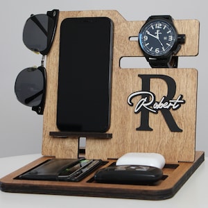 Gepersonaliseerde Docking Station Mannen, Uniek cadeau voor hem, Telefoonlaadstation, Aangepaste telefoonstandaard, Cadeau voor mannen, Cadeau voor hem, Cadeau voor papa afbeelding 1