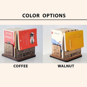 Puede incluir: Dos sujetalibros de madera con las palabras "To Be Read" y "Now Reading" talladas en ellos. Los sujetalibros se muestran en dos acabados de madera diferentes: caf&eacute; y nogal.