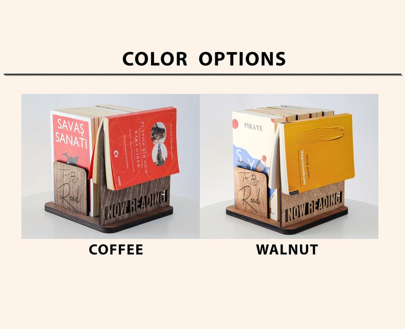 Puede incluir: Dos sujetalibros de madera con las palabras "To Be Read" y "Now Reading" talladas en ellos. Los sujetalibros se muestran en dos acabados de madera diferentes: caf&eacute; y nogal.