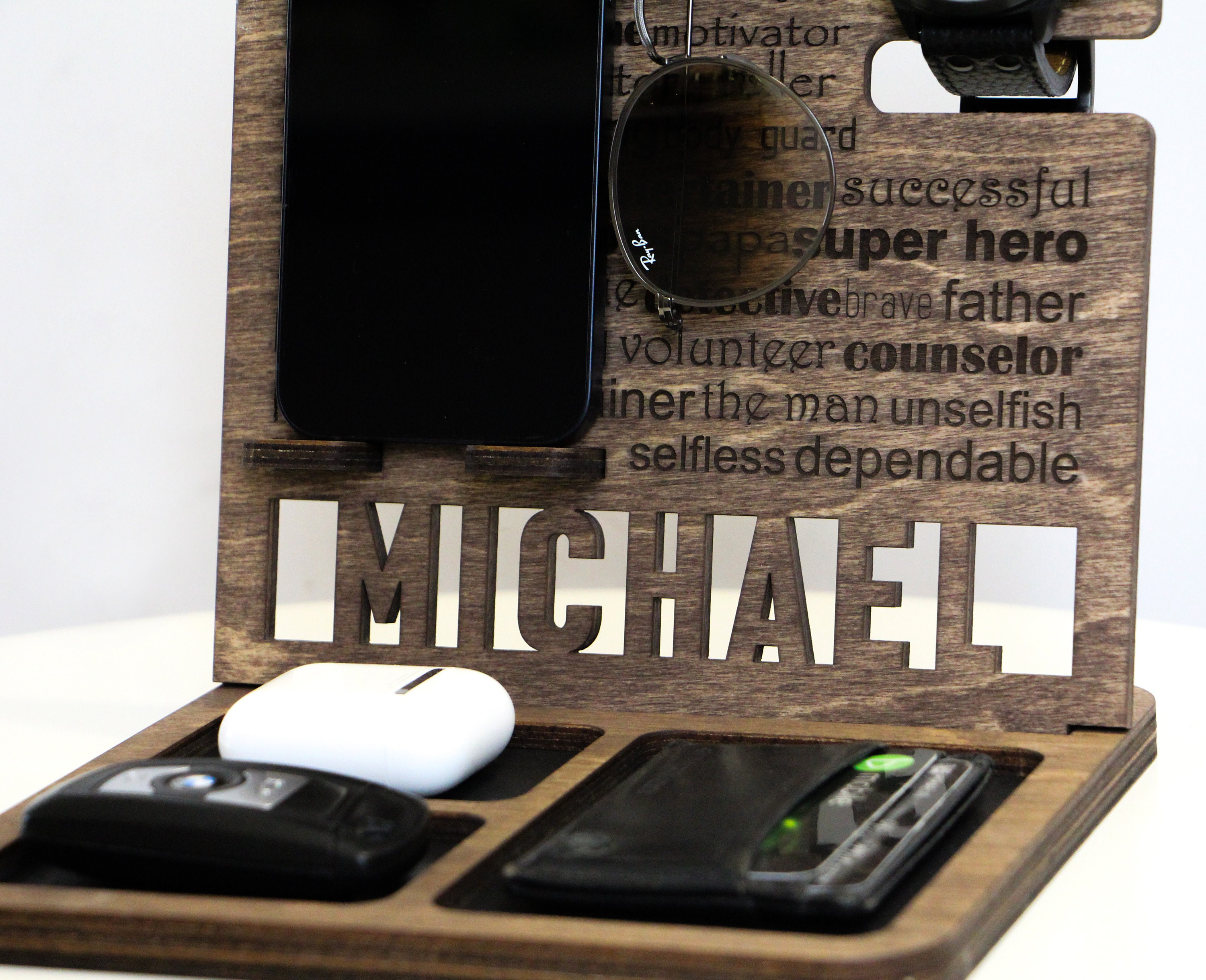 Personalisiertes Holz-Dockingstation Fürs Schlafzimmer – Mit Ladefunktion Für Handy, Uhr, Schlüssel & Brieftasche
