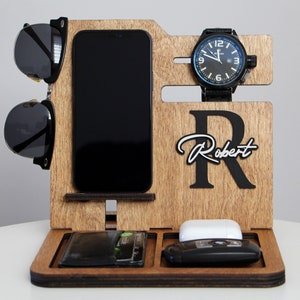 Gepersonaliseerde Docking Station Mannen, Uniek cadeau voor hem, Telefoonlaadstation, Aangepaste telefoonstandaard, Cadeau voor mannen, Cadeau voor hem, Cadeau voor papa afbeelding 2