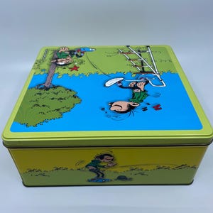 Boîte à Gâteaux Gaston Lagaffe – Desobry Carré – Gaston Chute De L'escabeau