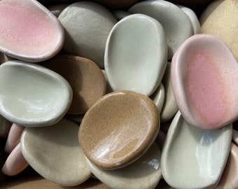 finger comforter, relaxation stone, ceramic relaxation pebble, shades of sandstone and pink