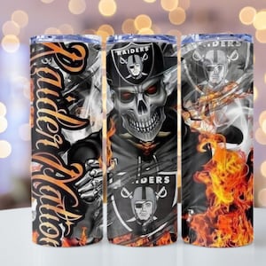 Könnte beinhalten: Drei Edelstahlbecher mit einem Totenkopf- und Flammen-Design. Die Becher zeigen das Logo der Las Vegas Raiders und den Teamnamen "Raiders".