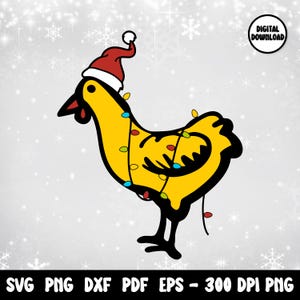 Puede incluir: Un pollo de dibujos animados amarillo con un gorro de Papá Noel rojo y decorado con luces de Navidad de colores.