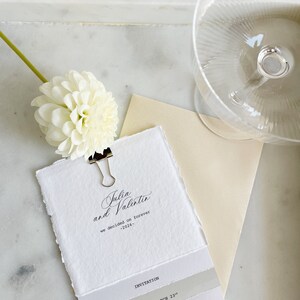 Muster: Hochzeitseinladung aus Büttenpapier Santorini Weiß/Klammer