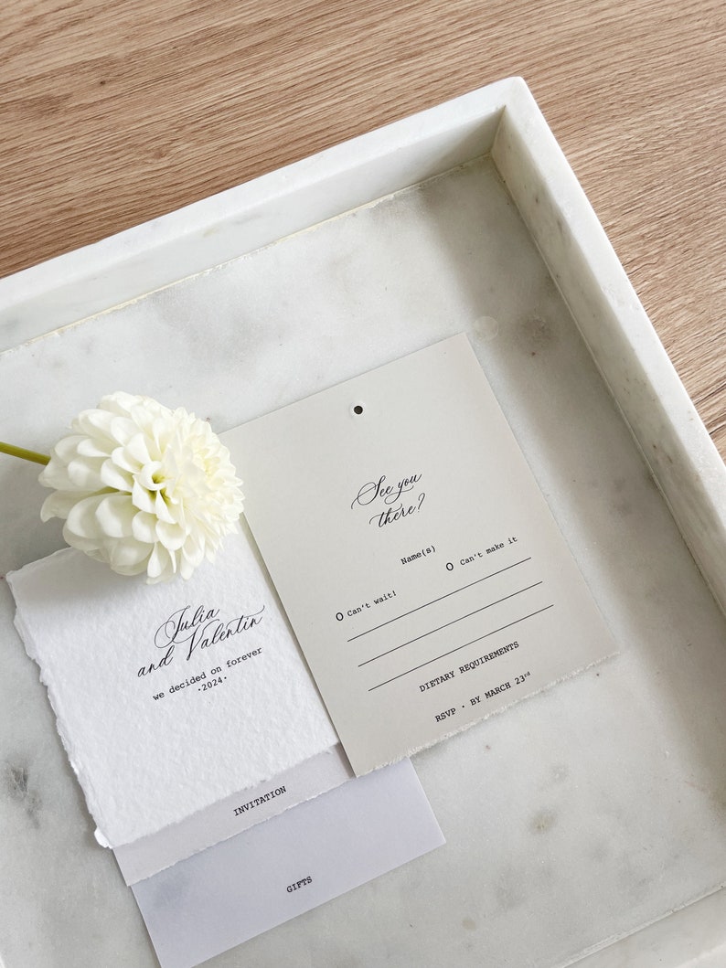 Muster: Hochzeitseinladung aus Büttenpapier Santorini Weiß/Schleife