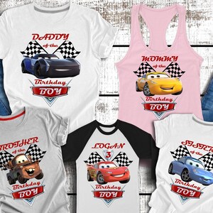 Pu&ograve; includere: Cinque magliette con personaggi di Cars. Le magliette sono bianche, grigie, bianco e nero e rosa. Le magliette hanno il testo "Daddy of the Birthday Boy", "Mommy of the Birthday Boy", "Brother of the Birthday Boy", "Logan 3 Birthday Boy" e "Sister of the Birthday Boy".