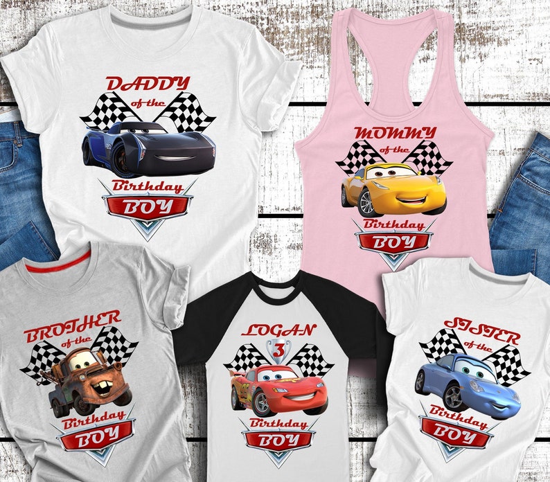 Pu&ograve; includere: Cinque magliette con personaggi di Cars. Le magliette sono bianche, grigie, bianco e nero e rosa. Le magliette hanno il testo "Daddy of the Birthday Boy", "Mommy of the Birthday Boy", "Brother of the Birthday Boy", "Logan 3 Birthday Boy" e "Sister of the Birthday Boy".