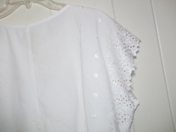 Vintage 1940s White Eyelet Peplum Top with Embroi… - image 10