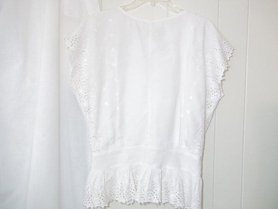 Vintage 1940s White Eyelet Peplum Top with Embroi… - image 9