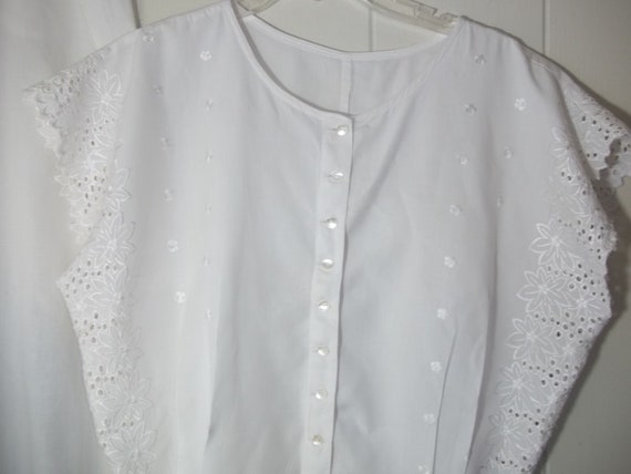 Vintage 1940s White Eyelet Peplum Top with Embroi… - image 2