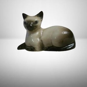 Vintage Miniature Lying Siamese Cat Figurine Hagen Renaker Collection Ceramic 1950s - FREE Gift Included!!