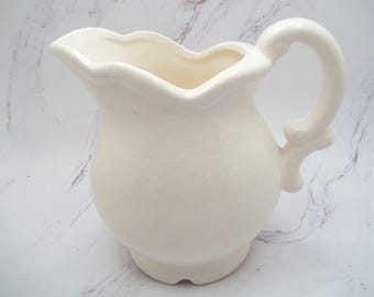 Jarra de crema de cerámica artística color marfil vintage / Jarra de crema de cerámica sin marca / Borde festoneado y asa elegante / Decoración rústica de estilo campestre
