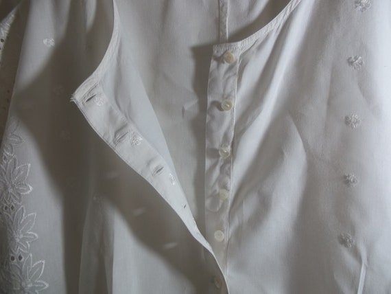 Vintage 1940s White Eyelet Peplum Top with Embroi… - image 7