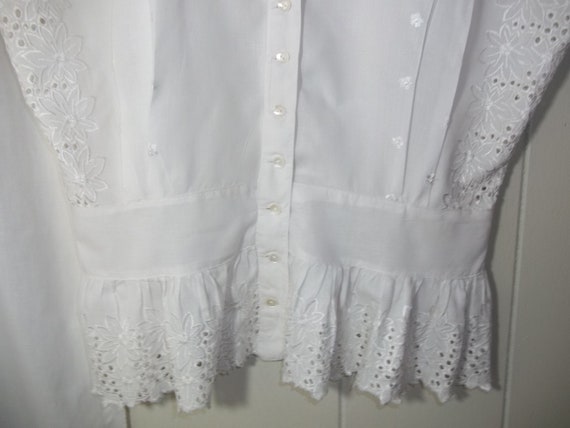 Vintage 1940s White Eyelet Peplum Top with Embroi… - image 3