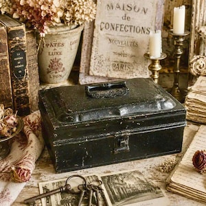 Antike schwarze Metalltole-Box, Vintage-Dokumentenbox, französische Brocante-Andenken
