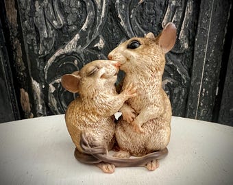 Vintage Maus Paar Harz Figur Von Cartagna, Made in Italien im Jahr 1988. Wunderliche Maus Sammler Skulptur
