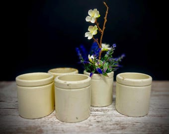 Juego de 5 tarros de confitura franceses vintage, pequeñas vasijas de loza color crema, estilo rústico de granja, cerámica francesa antigua de campo.