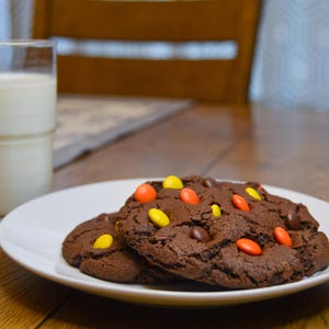 Reese&#39;s Pieces Gefüllte Kekse - Erdnussbutter-Dessert - Gourmet-Schokoladenbackwaren - Frisch gebacken - Geburtstag - Schokoladen-Erdnussbutter