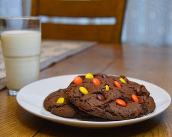 Biscuit farci Reese's Pieces - Dessert au beurre de cacahuète - Produits de boulangerie gastronomiques au chocolat - Fraîchement sorti du four - Anniversaire - Chocolat au beurre de cacahuète