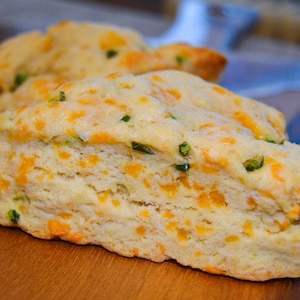 Scones al cheddar e jalapeño - Scones fatti in casa - Scones al formaggio - Prodotti da forno - Regalo - Scones al jalapeño - Scone gourmet - Dolcetti salati - Regali ideali