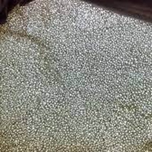 Pode incluir: Uma visão de perto de uma grande quantidade de pequenas contas redondas prateadas preenchendo um saco preto. As contas parecem ser de metal e refletem a luz, criando um efeito brilhante. O saco está aberto, revelando o conteúdo.