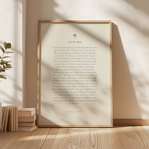 Può includere: Stampa incorniciata con il testo "THE FIG TREE" di Sylvia Plath. Il testo è in un carattere serif su sfondo color crema. La cornice è in legno chiaro. In alto una piccola illustrazione di un albero.